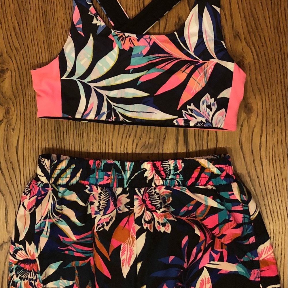 Sun hat, shorts and sports bra Size 8 girls very good condition
